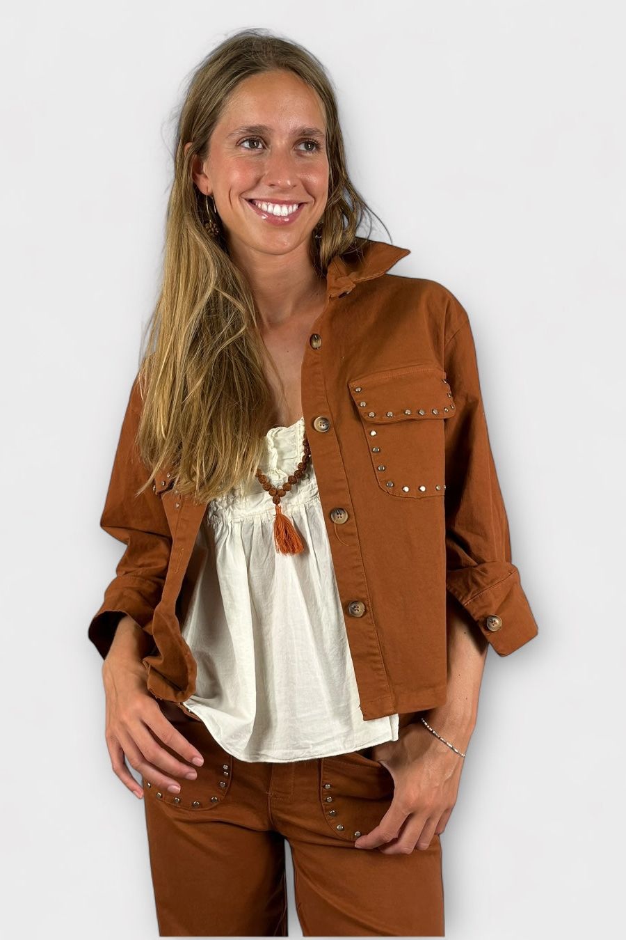 Sobrecamisa tachuelas