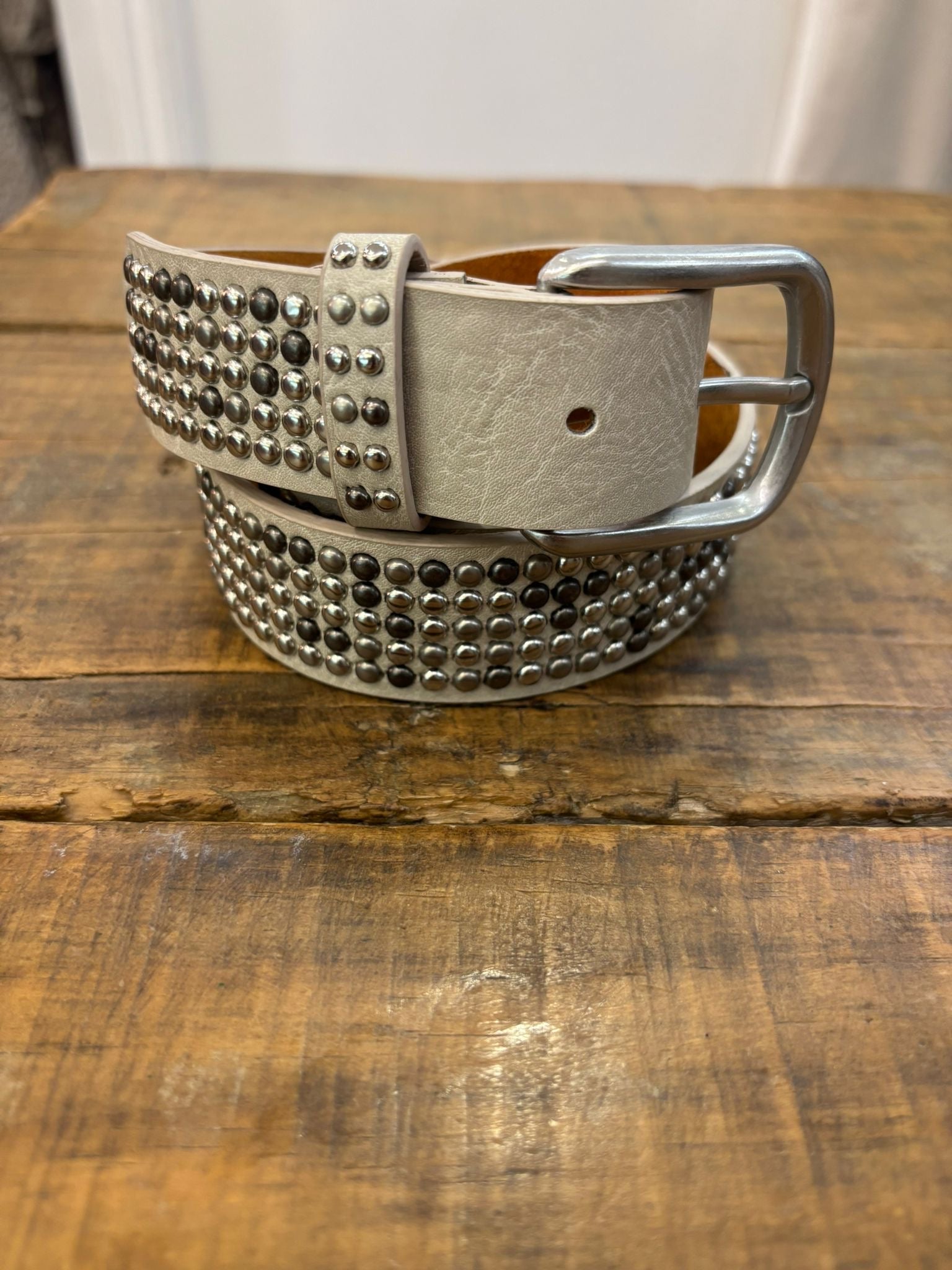 Cinturón mini tachuelas