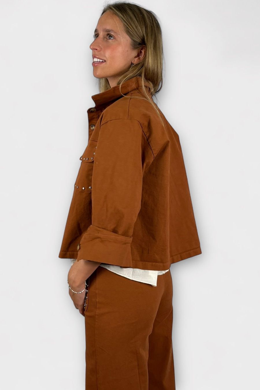 Sobrecamisa tachuelas