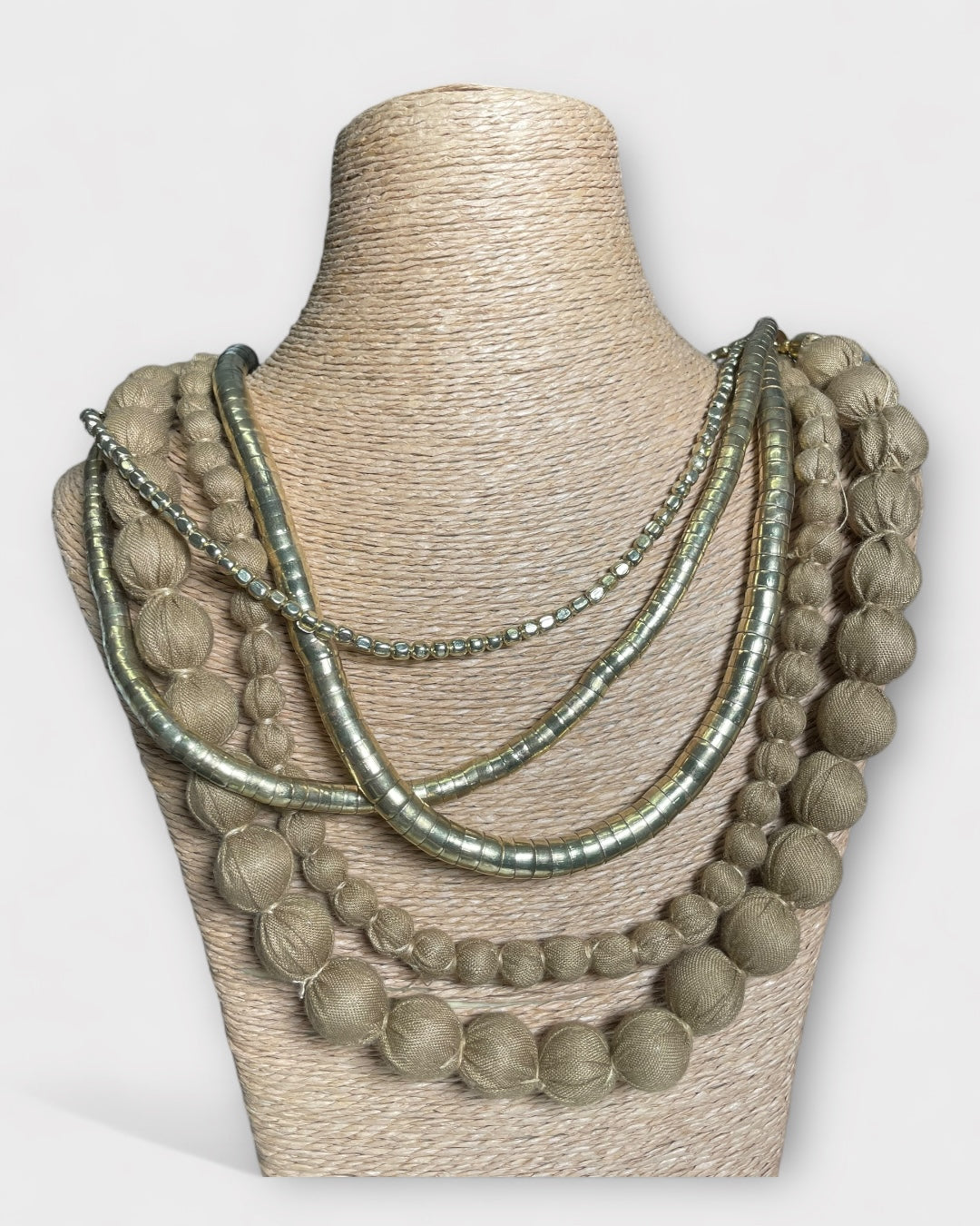 Collar bolitas Tut