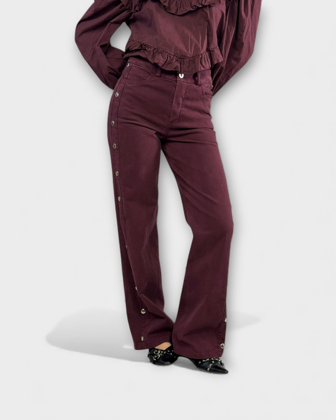 Pantalón tachuelas practicables